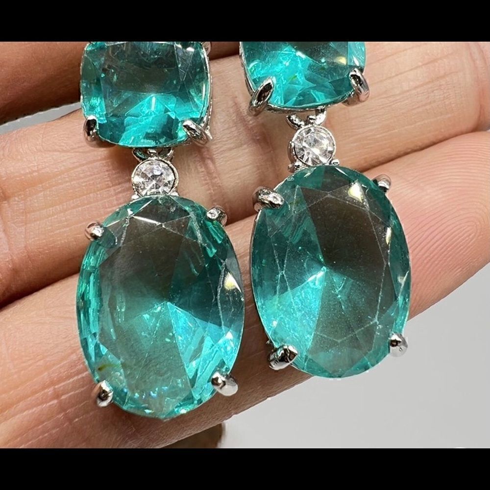 💚 New Stunning sea green colored crystal dangle earrings 💚